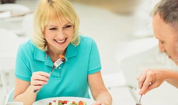 进行|“小两口”晨起做好3件事,身体可能会收获“惊喜”,不要害羞!