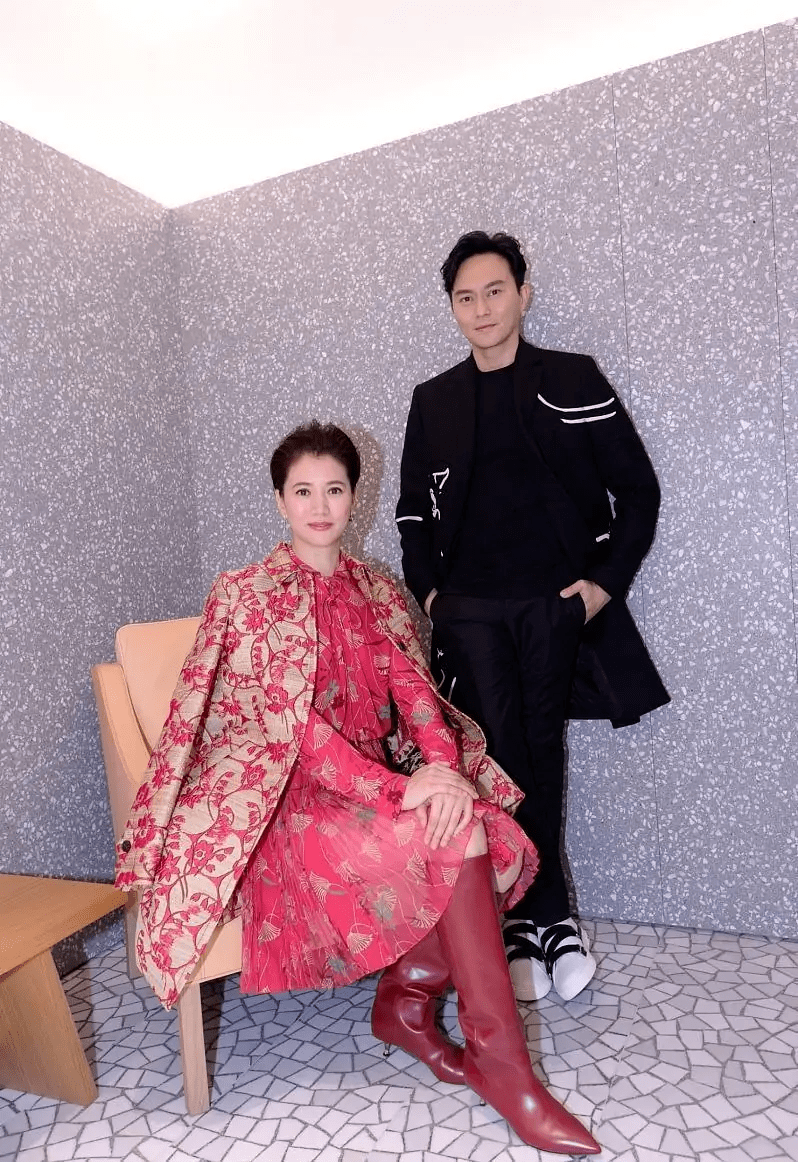 身材 袁咏仪不像50岁？穿印花裙配外套与老公同亮相，同龄人看了都羡慕