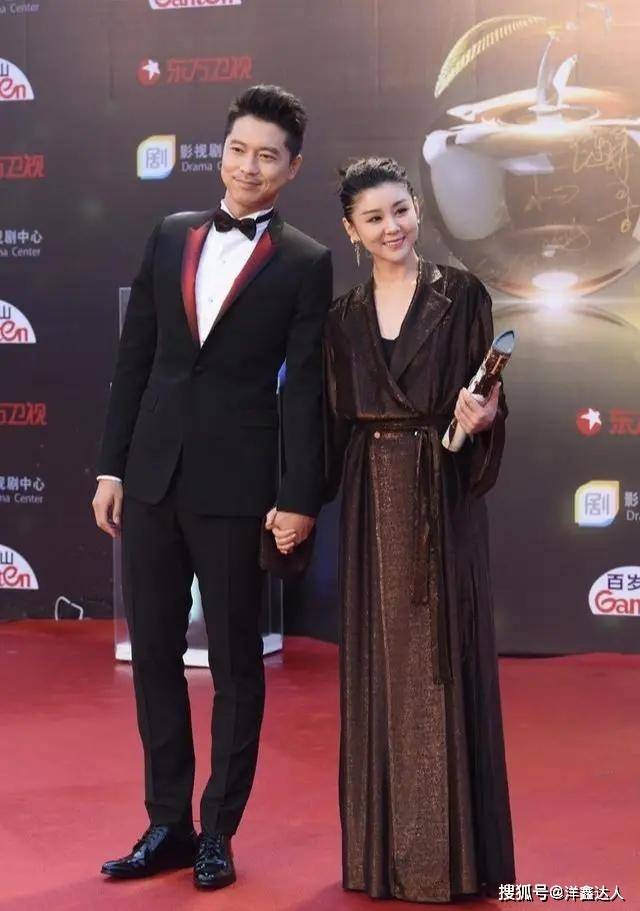 下半身 李小萌瘦下来真惊艳，穿斜肩衬衫配腰封好高级，齐肩短发太减龄