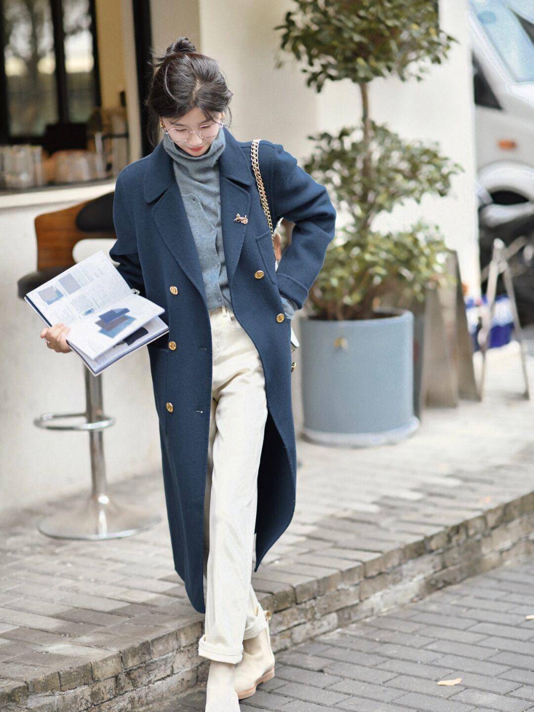 注入 这个秋天熟女都爱穿“大衣+高领衫”，优雅知性，关键还很保暖