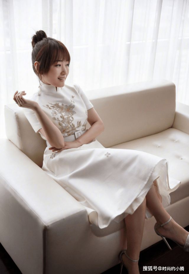 元素 被杨钰莹好气质惊艳!穿格纹衬衫配半身裙优雅迷人,太减龄了