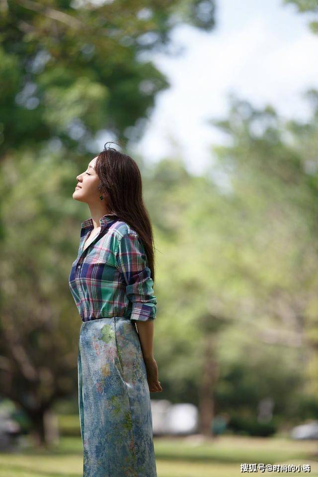 元素 被杨钰莹好气质惊艳!穿格纹衬衫配半身裙优雅迷人,太减龄了