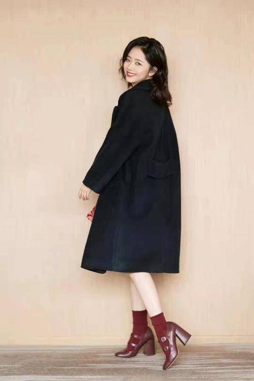 风衣 31岁谭松韵像18，红色碎花裙+风衣，时尚减龄还好看