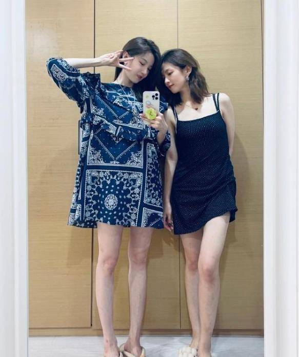 下装 陈小纭穿短裙和闺蜜合照，腰细腿长很吸睛，气质完胜闺蜜