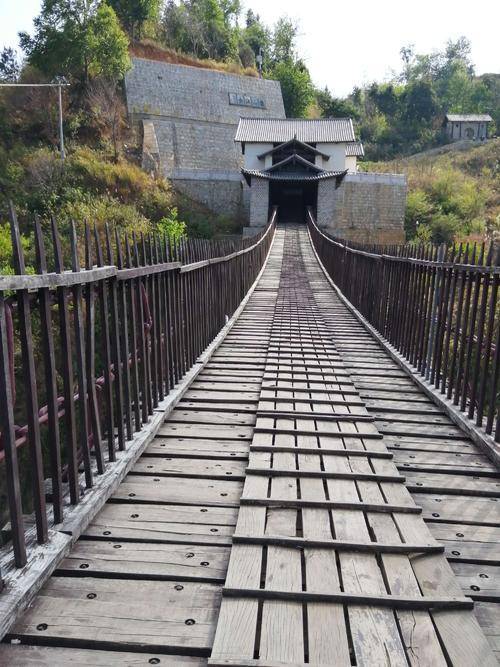 云南境内澜沧江上三座古桥之一，滇西南的重要通道，凤庆青龙桥