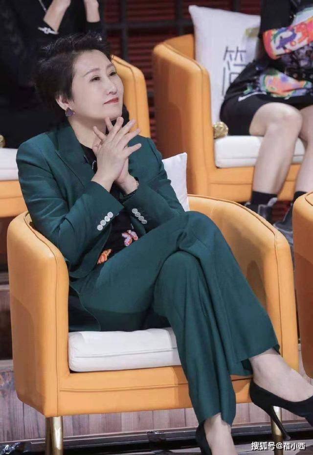 黑色 “国民婆婆”张凯丽气质无敌了，穿衬衫配短裤走机场，秀出豆腐腿