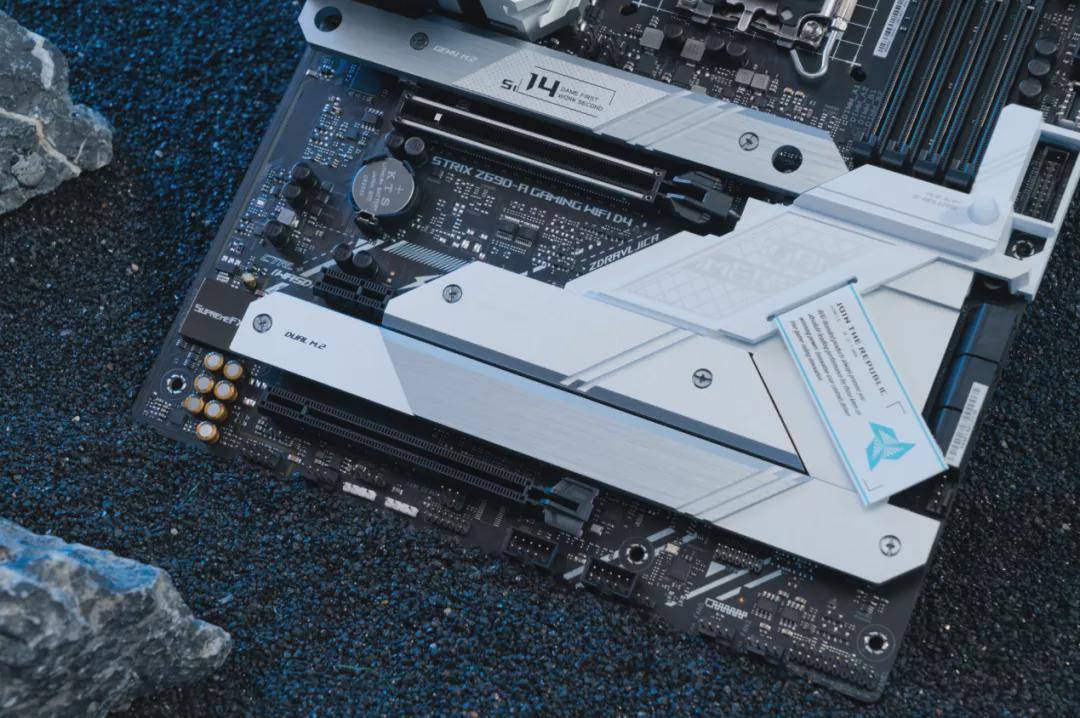 玩家|潮品装甲引领全新战斗形态 ROG STRIX Z690吹雪主板降临