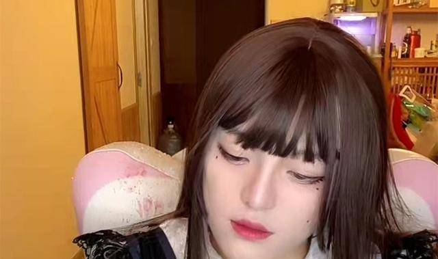 其实像赤酱这种女装大佬在网上并不少见,他的直播虽然个人觉得有点