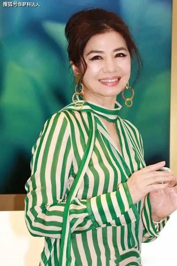 视觉 钟楚红果然是“一代女神”,条纹连衣裙配丸子头,回眸一笑好惊艳