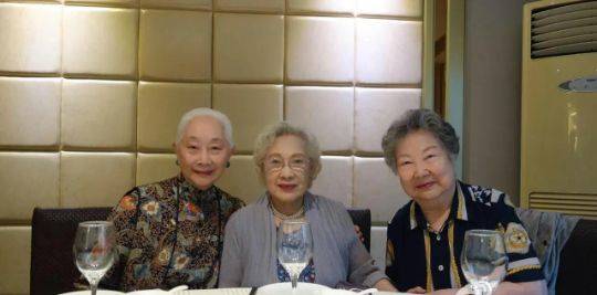 秦怡 99岁秦怡同框94岁卢燕，两人一头白发依然优雅精致，美了一辈子