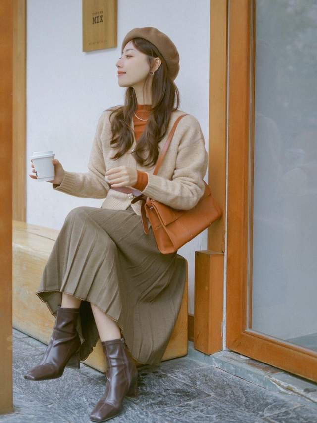 显得 女生博主秋冬穿搭指南，针织开衫搭配百褶半身裙，高贵优雅又温柔