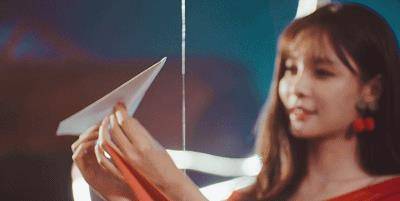 血色 沈梦辰玩下衣失踪秀“筷子腿”,穿衬衣超短热裤很性感,我酸了