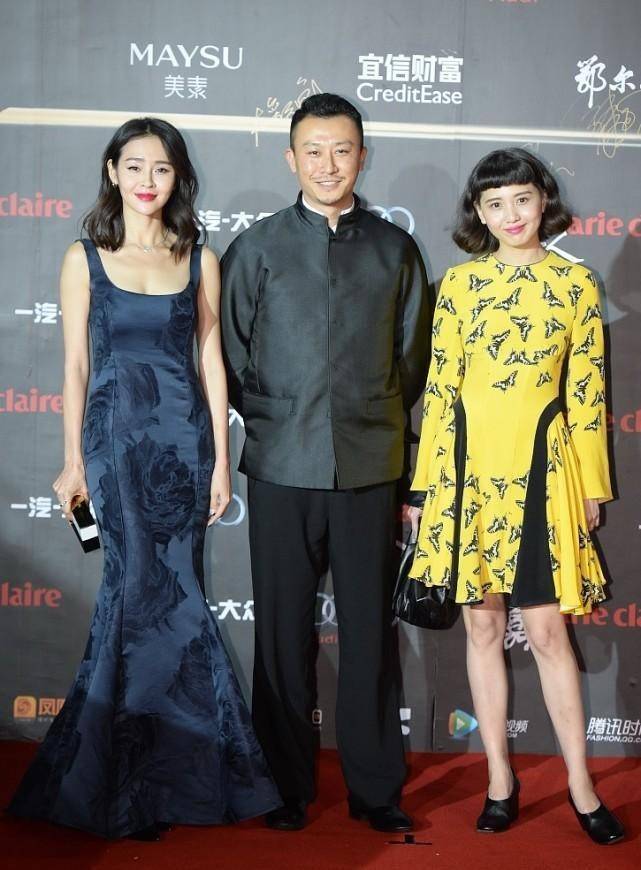 礼服呢 于明加：40+气质依旧迷人，穿抹胸鱼尾裙还带印花，满满的高级感