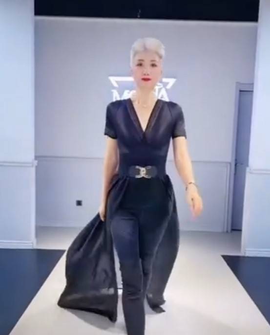 成功 49岁模特重返T台走秀，曾经抗癌五年成功，天生白发气质好独特