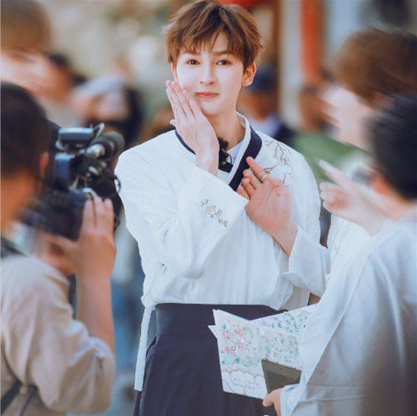 朱正廷 朱正廷穿汉服，罗云熙穿汉服，蔡徐坤穿汉服，看到千玺：油墨画里走出来的！