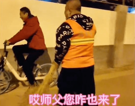 冯巩|冯巩不愧是老艺术家，大早上为环卫工人送早餐，态度亲和接地气