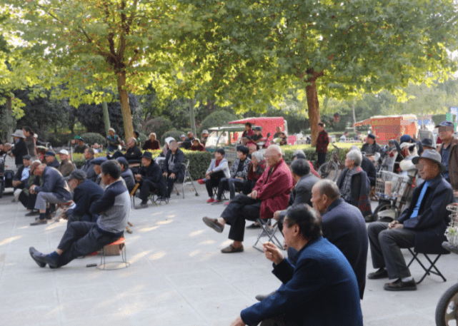 生活|任贤齐出名多年，父母仍住在挂满儿子海报的旧屋里，为啥老人不愿去儿女身边？