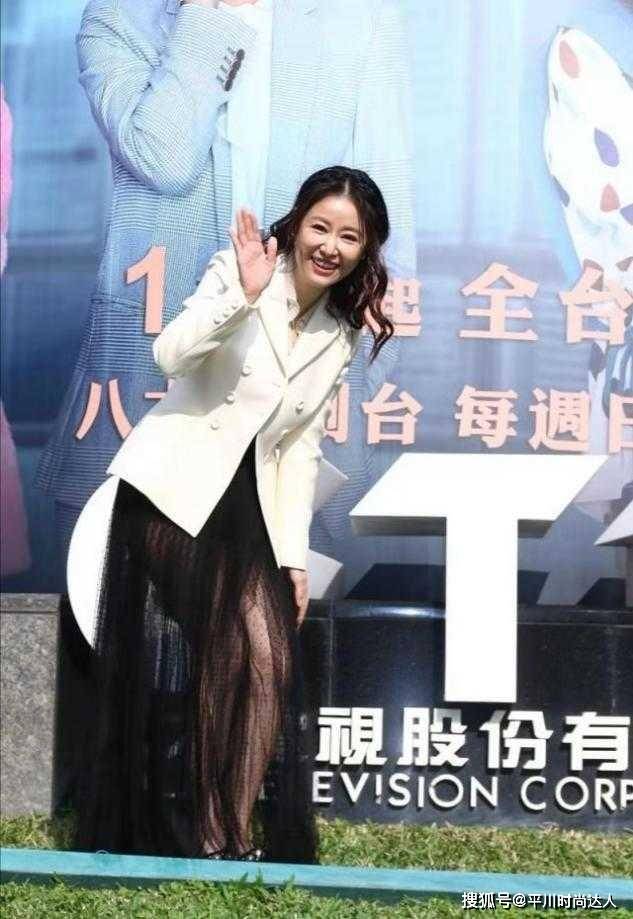 场合 林心如无滤镜显憔悴，西装配薄纱裙挡不住大妈感，44岁太真实