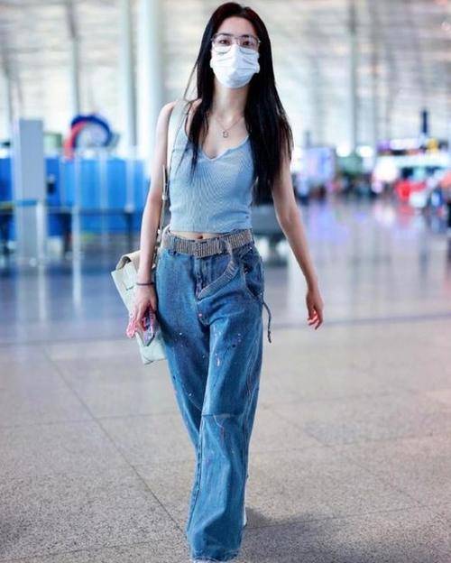 下装 徐璐为了秀身材也蛮拼的，天冷还穿吊带露脐装，在机场回头率十足