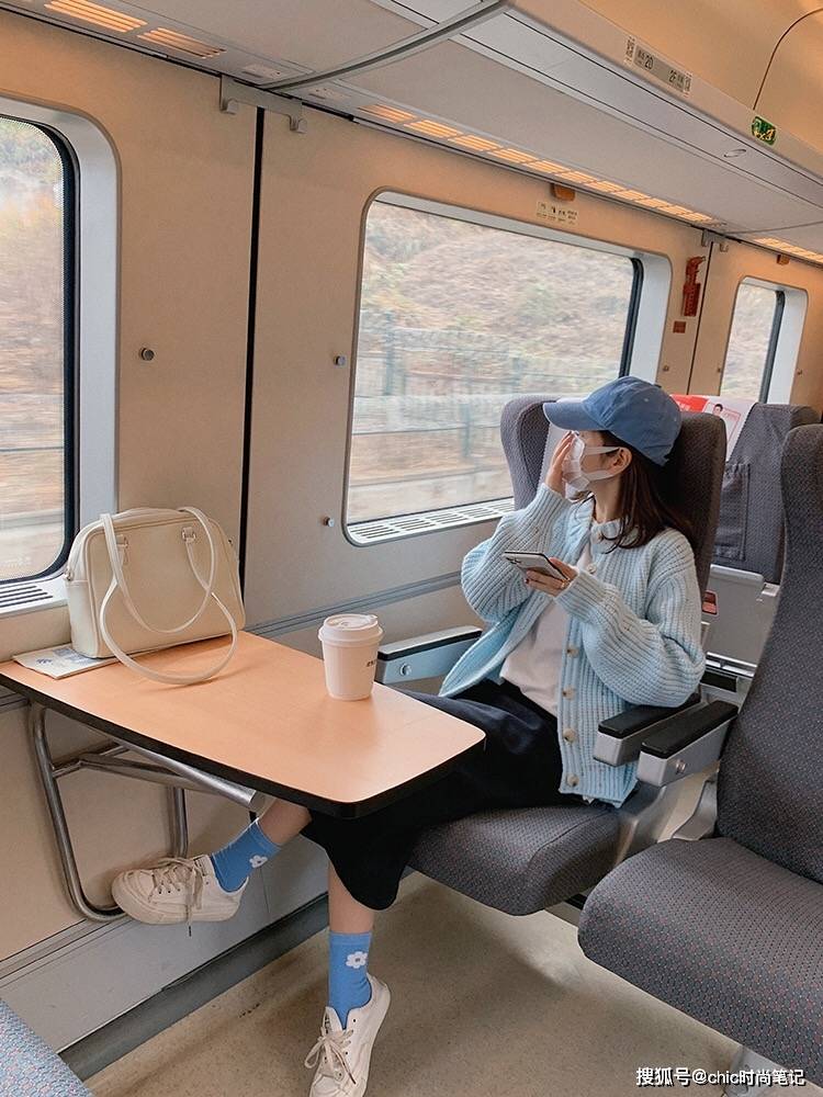 整体 无端刮起的一抹软糯baby蓝,竟能为冰冷的秋冬增加一层氛围滤镜!