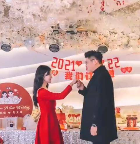 老公|内蒙古男子偷偷为妻子准备浪漫惊喜,满满一柜零食引网友表示羡慕