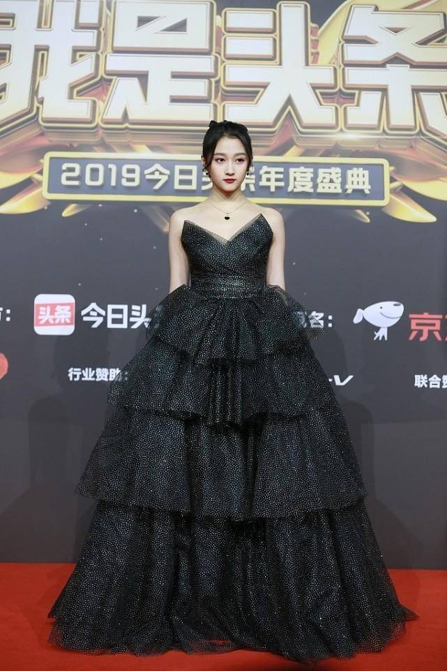 黑色 关晓彤终于找到适合自己的风格，暗黑造型，还真挺高级的
