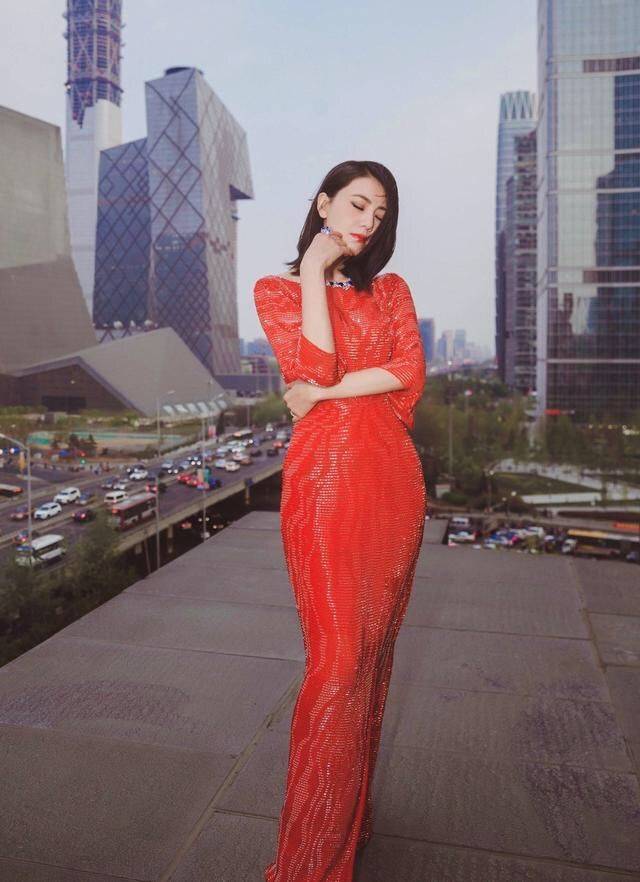 饱和度 42岁高圆圆保养得真好，穿一身红裙明艳动人，看着真不像中年女人