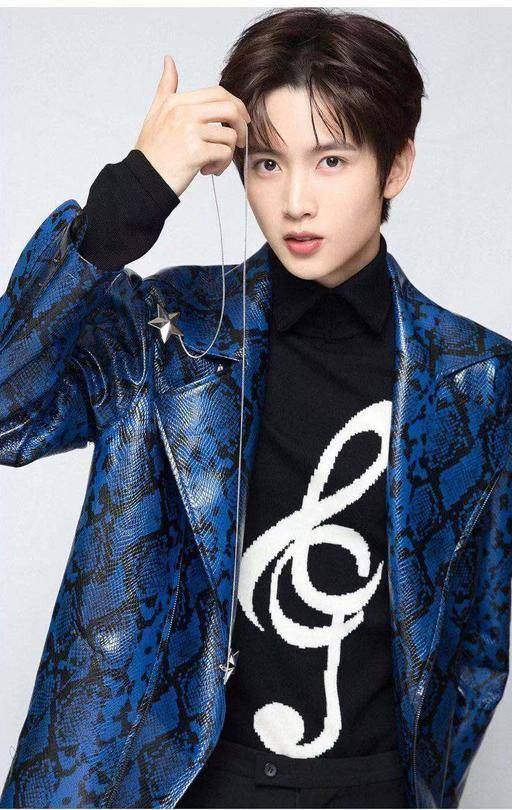 毛衣 今年想要时髦有范,穿出精致的脸庞,不妨选择烟管领毛衣