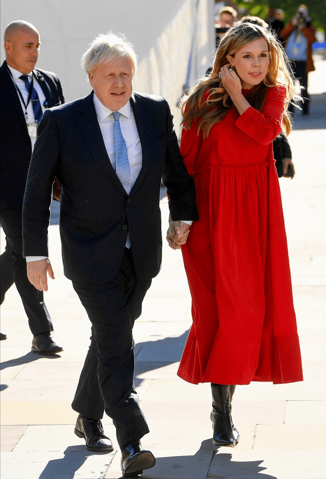 身材 英国第一夫人挺大肚亮相!碎花裙配绿西装藏8个月孕肚,变美好多