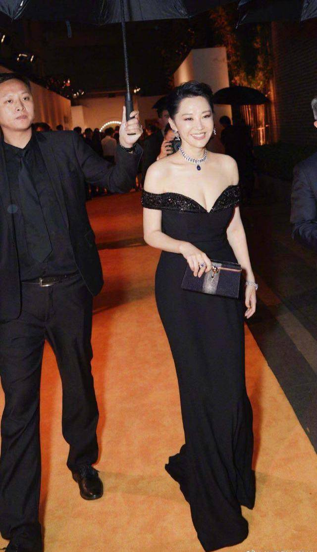 展现 许晴黄色长裙荡秋千,五十岁的许晴把生活过成了二十的样子