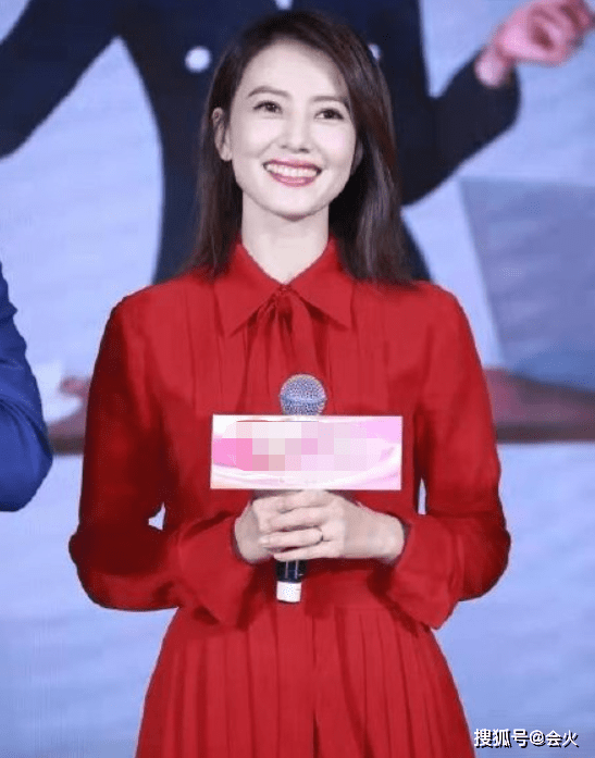 知名演员42岁高圆圆红裙亮相活动！生图下皮肤白皙紧致，获男演员高度夸赞