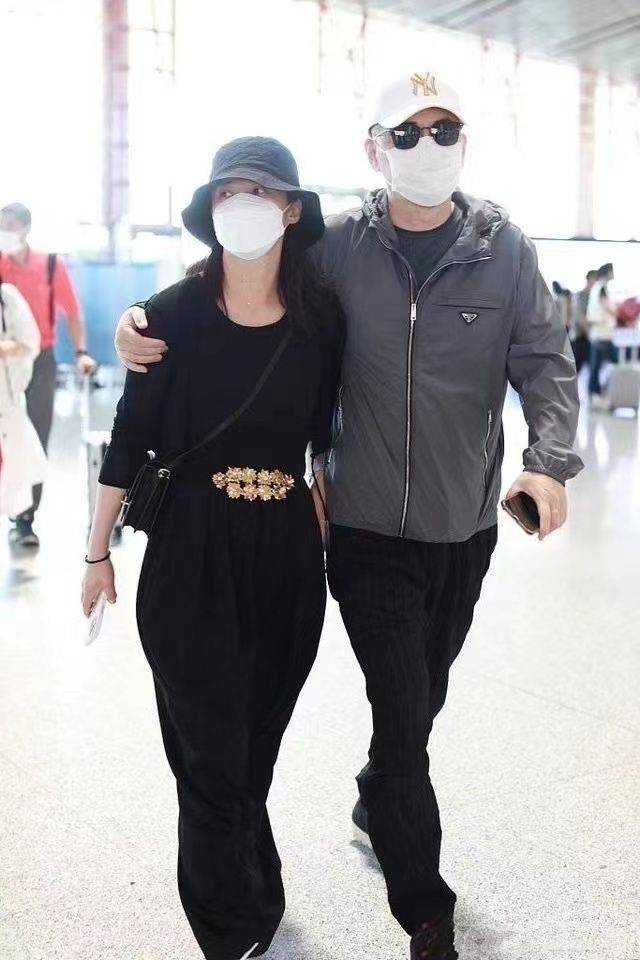 一身 陈建斌两口子走机场,蒋勤勤穿一身黑好显嫩,站一起不像只差5岁