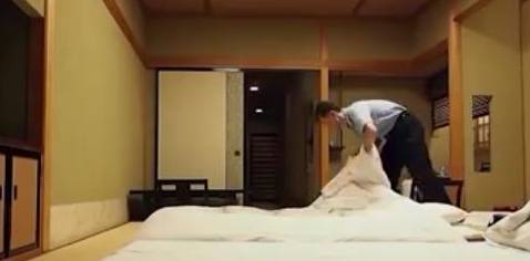 有床不睡偏爱地板，日本人是怎么想的？日本姑娘说出实情