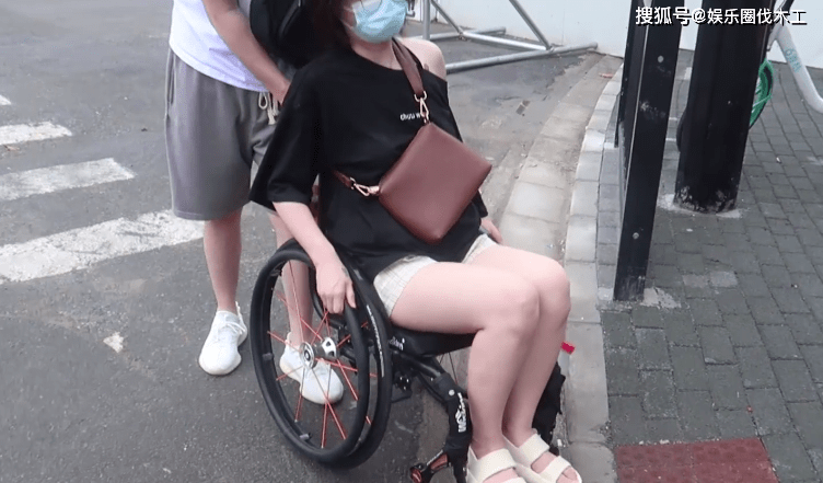 30岁女网红分享瘫痪日常举步维艰被人指点一个人无法生存