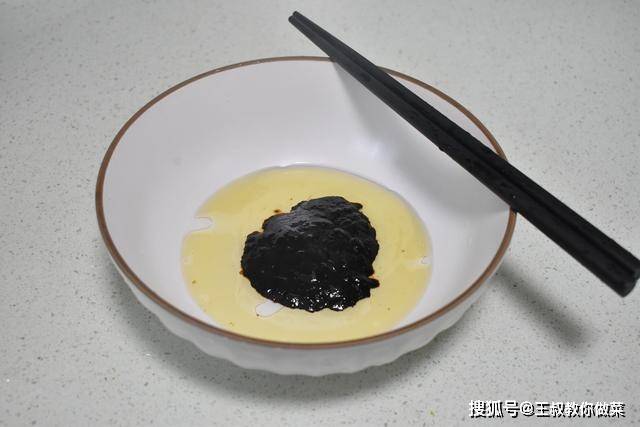 蛋黄酥|一个人的早餐走红朋友圈，葱油面牛奶窝蛋样样好吃，精致又温暖