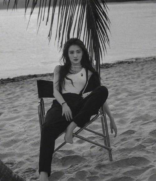 下装 徐璐为了秀身材也蛮拼的，天冷还穿吊带露脐装，在机场回头率十足