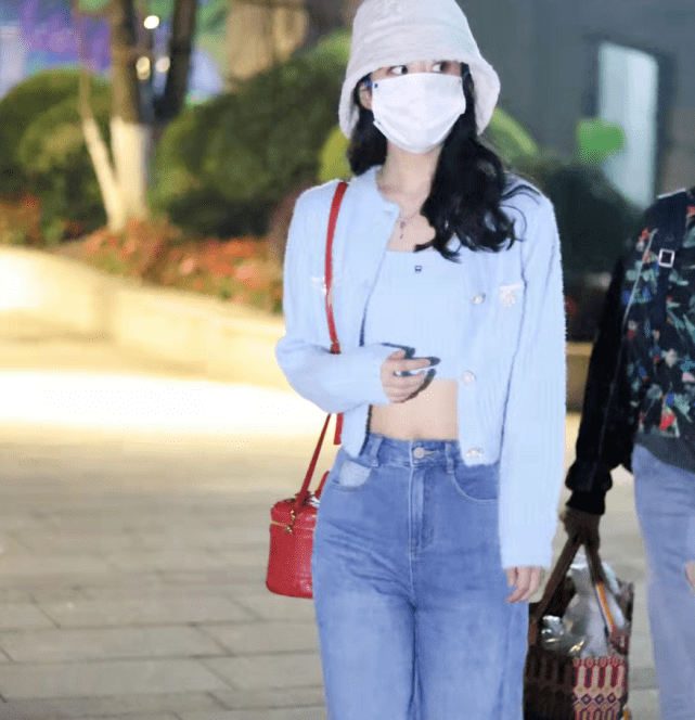 亮点 赵丽颖为了美太拼！深夜下班露肚脐不怕寒风吹，戴贝雷帽美貌开挂