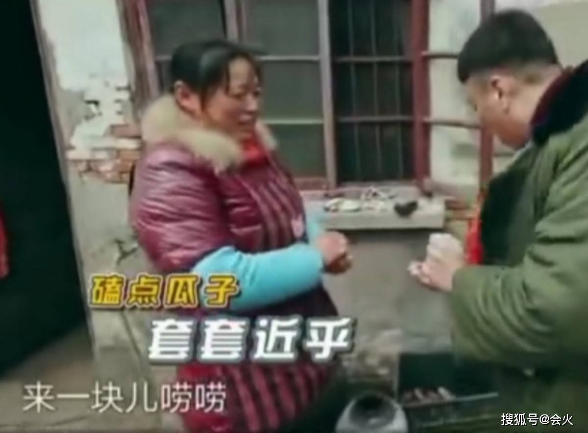 女儿孙红雷逛街服装店被偶遇！多次试穿精挑细选，身边5人陪同阵仗大