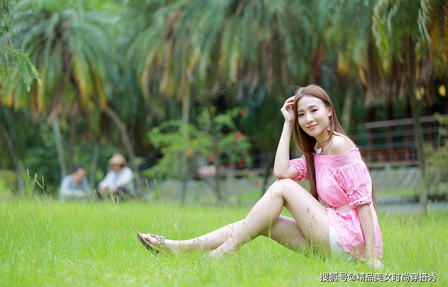 设计 粉色的一字肩上衣,给人一种简约的甜美感