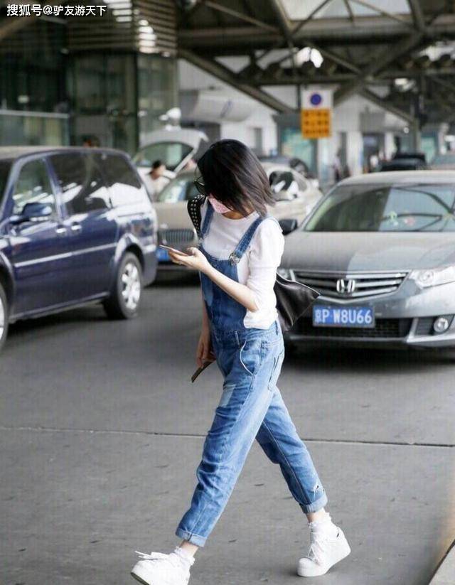身材 许晴越活越年轻?穿白色T恤配背带牛仔裤走机场,比20岁还要美