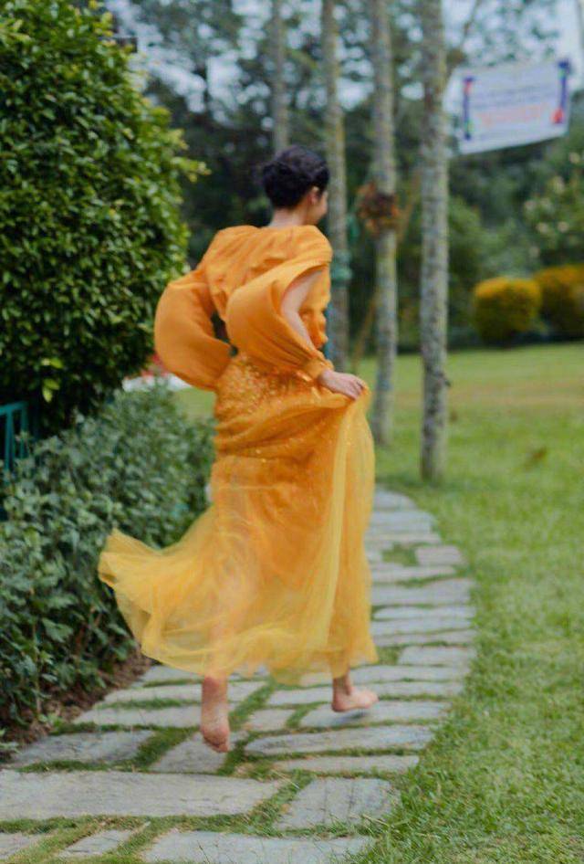 展现 许晴黄色长裙荡秋千，五十岁的许晴把生活过成了二十的样子