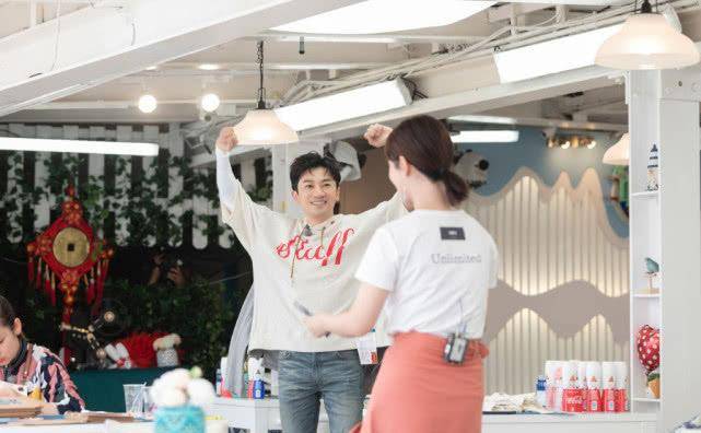 逗号 苏有朋又潮又帅,身穿斗篷款卫衣搭破洞裤,46岁也是个时髦精!