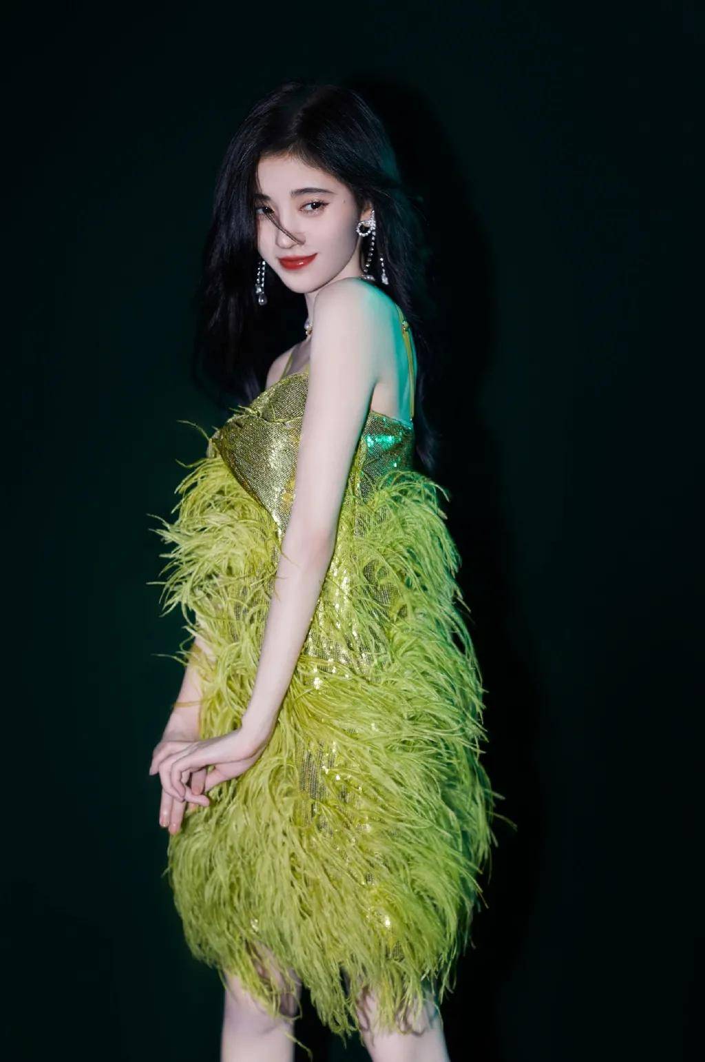 发型圆脸女孩的本命发型，赵露思早就玩明白了！