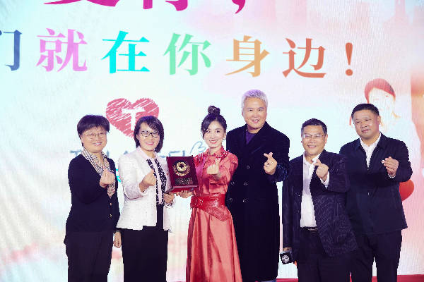 张庭林瑞阳捐款487万 帮扶贫困儿童