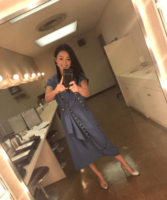 魅力 半百的酒井法子保守不少，私服挺休闲的，穿POLO衫也看得出身材