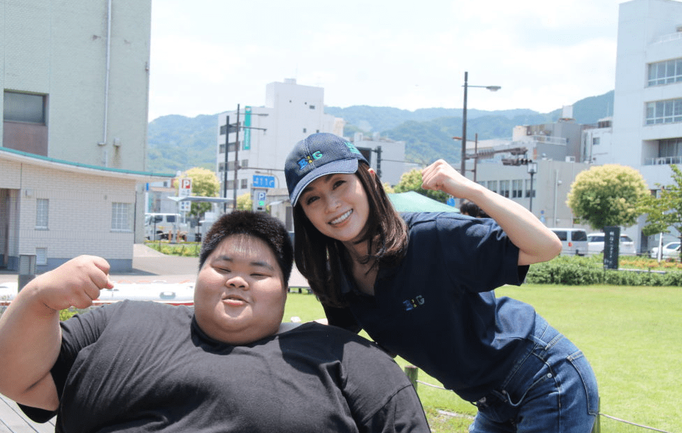 魅力 半百的酒井法子保守不少，私服挺休闲的，穿POLO衫也看得出身材