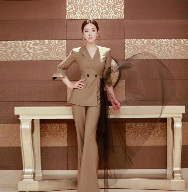 胡杏儿 胡杏儿陈紫函同台比美,差两岁气质大不同,41岁陈紫函西装更显嫩