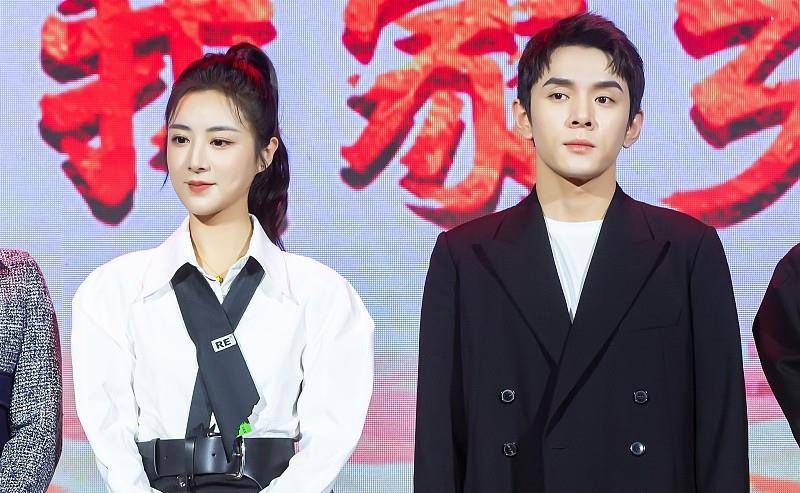 领带 薇娅不仅时髦还善良,穿衬衫和李佳琪做公益,时尚穿搭好美!