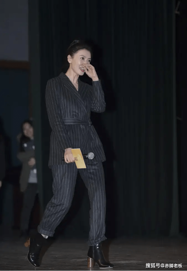元素 高圆圆才是“时髦精”，穿驼色牛仔外套配印花裙，毛绒领显气质
