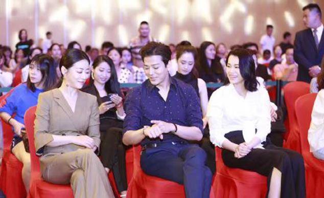 胡杏儿 胡杏儿陈紫函同台比美，差两岁气质大不同，41岁陈紫函西装更显嫩